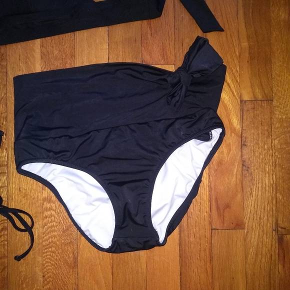 Bikini - Picture 2 of 3